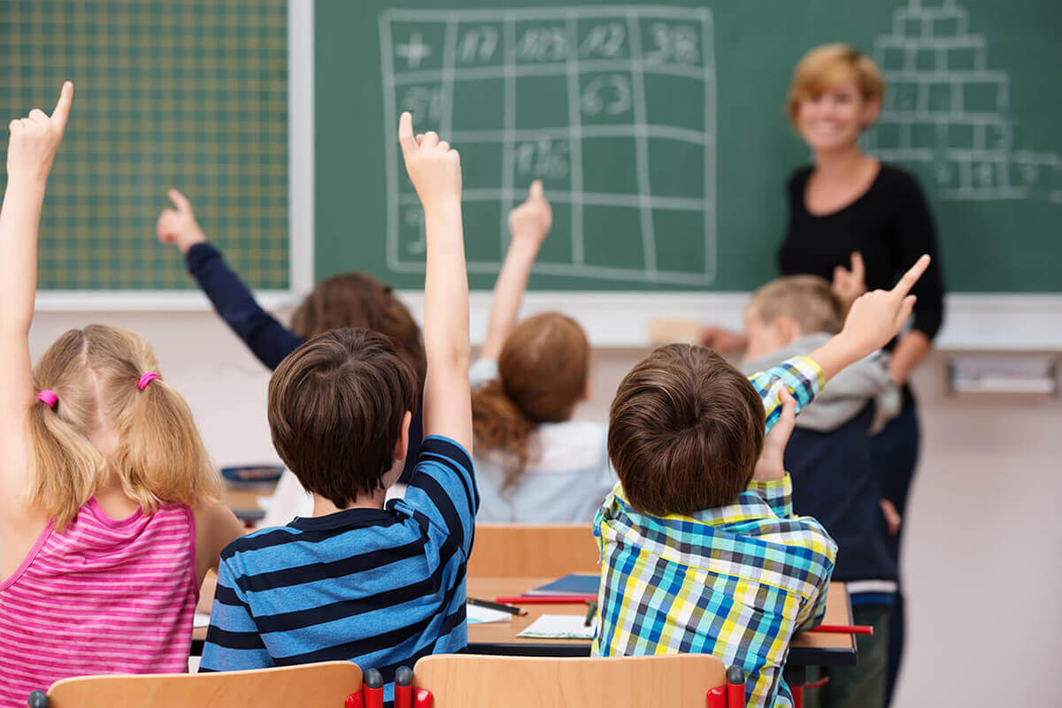 Alumnos en clase de primaria